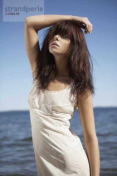 Junge Frau an einem Strand  Schweden.