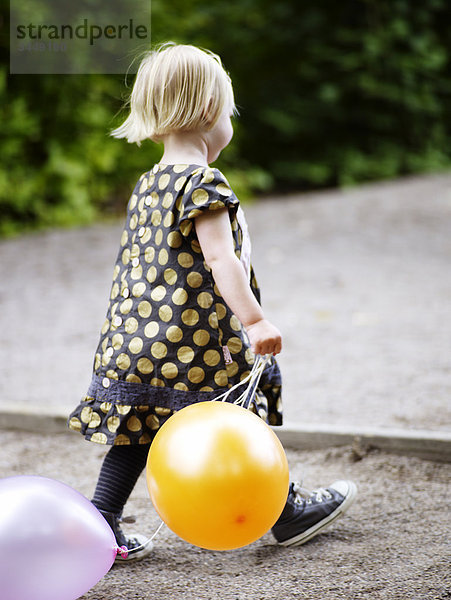 Skandinavien  Schweden  Stockholm  Mädchen zu Fuß mit der hält Ballons