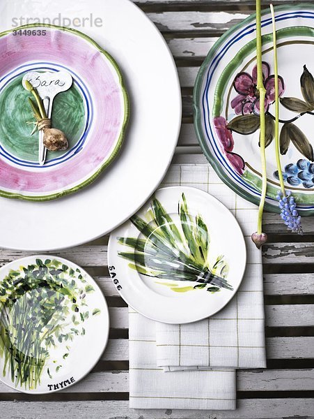 Skandinavien  Schweden  Nacka  Blick auf Platten mit Serviette auf Tabelle  Draufsicht