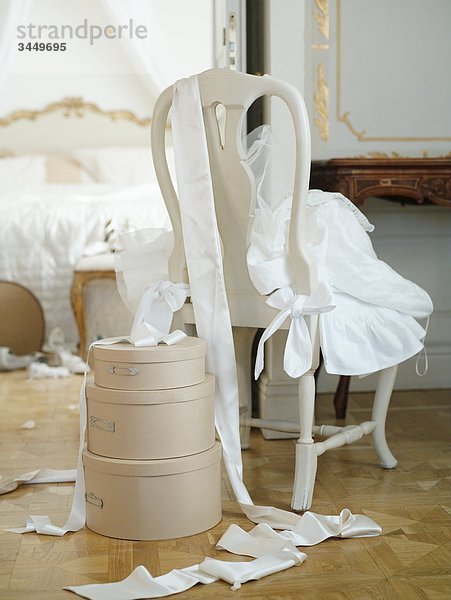 Skandinavien  Schweden  Sodermanland  Mariefred  Ansicht von Hochzeitskleid auf Stuhl im Zimmer