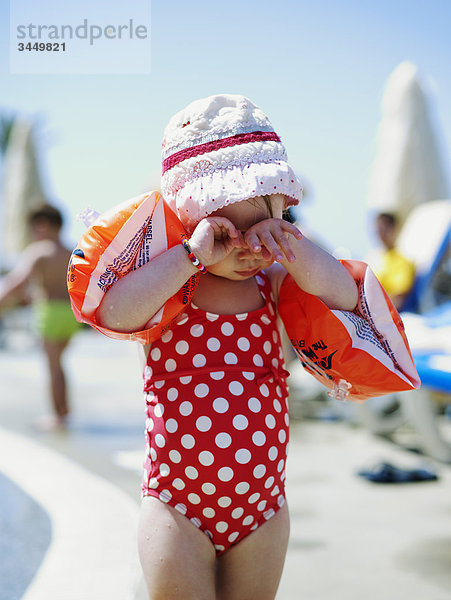 Europa reiben reibt reibend Badebekleidung Close-up Ansicht Kanaren Kanarische Inseln Mädchen Spanien Teneriffa