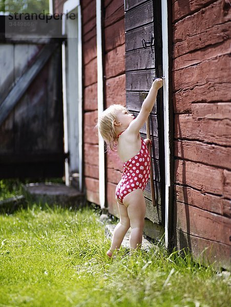 anprobieren offen Tür Scheune Seitenansicht 2-3 Jahre 2 bis 3 Jahre Mädchen Skandinavien Schweden