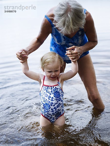 stehend See Enkeltochter Großmutter 2-3 Jahre 2 bis 3 Jahre Skandinavien Schweden