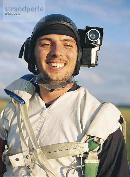 Fallschirmspringer mit einer Kamera