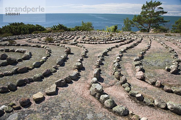 Ein Labyrinth von Steinen auf einem flachen Felsen