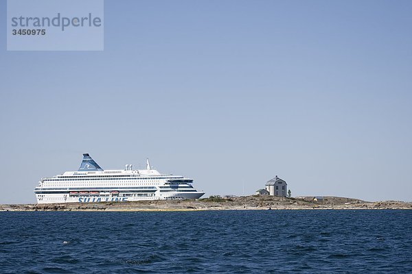 Skandinavien  Finnland  _Öland  Ansicht von Kreuzfahrtschiff Insel vorbei