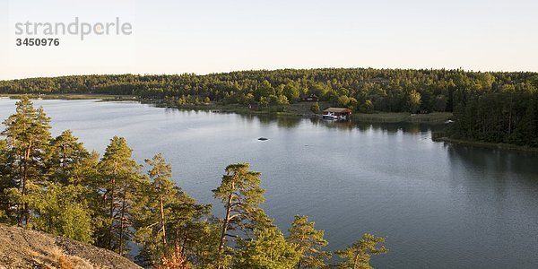 Skandinavische Halbinsel  Schweden  S__dermanland  Trosa  Blick auf See durch Landschaft
