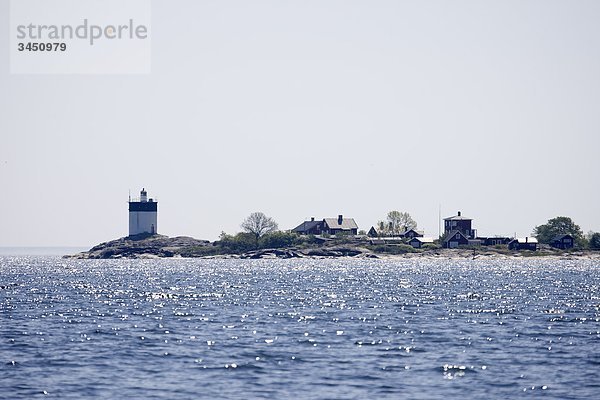 Skandinavische Halbinsel  Schweden  Uppland  Ansicht der Insel mit Leuchtturm