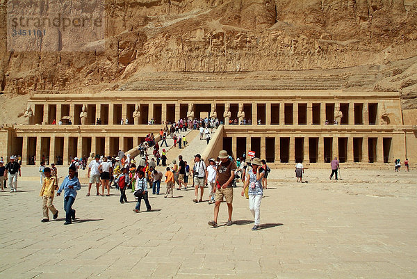 Touristen am Hatschepsut Tempel  Luxor  Ägypten