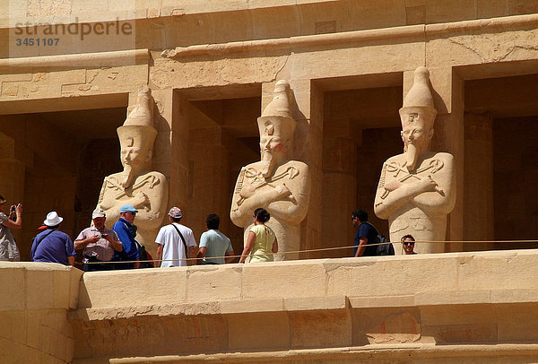 Touristen vor Statuen des Hatschepsut Tempels  Luxor  Ägypten  Flachwinkelansicht