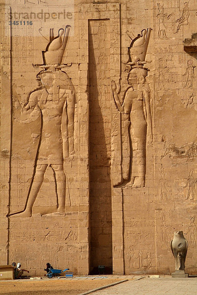 Relief an einer Wand des Horus Tempels  Edfu  Ägypten