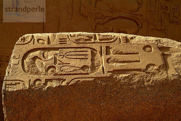 Hieroglyphen aud einem Stein im Tempel von Karnak  Karnak  Ägypten