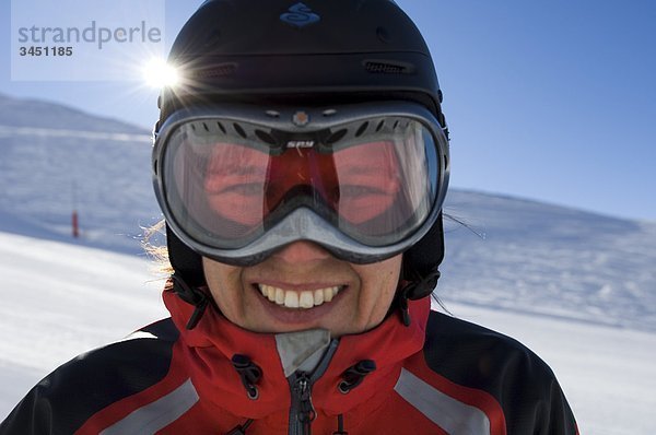 Porttrait einer Frau in Skiausrüstung