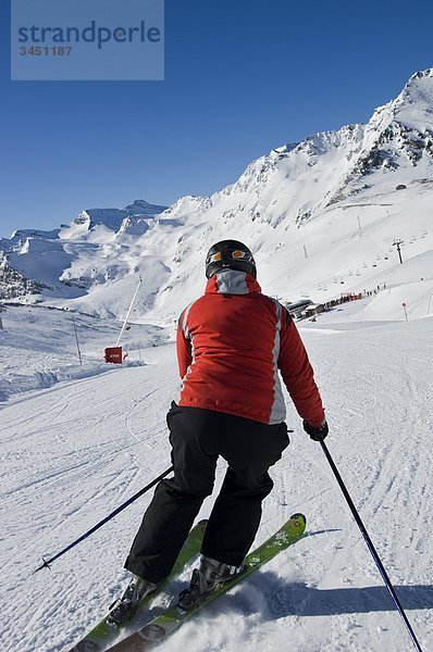 Eine Frau Skifahren