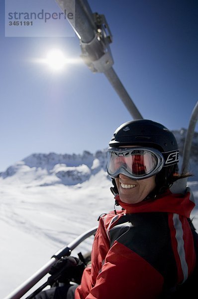 Eine Frau in einem skilift