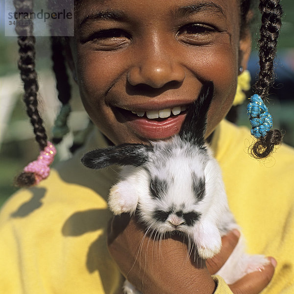 Ein Mädchen ein ein Kaninchen