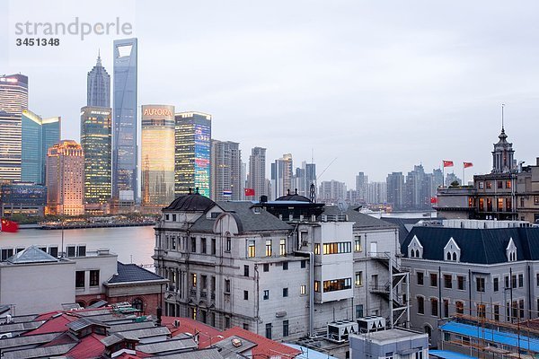 Jin-Mao-Tower  Shanghai World Financial Center und Huangpu-Fluss am Abend  Shanghai  China  Erhöhte Ansicht
