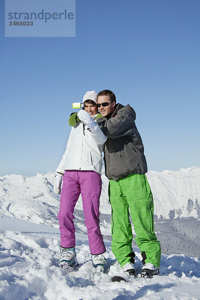 Junges Paar in Skibekleidung beim Selbstportrait