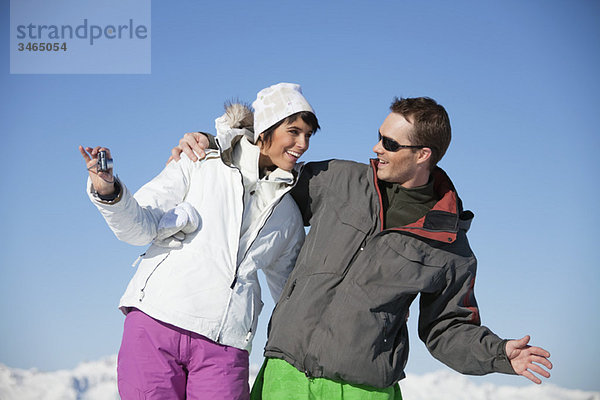 Junges Paar in Skibekleidung beim Selbstportrait