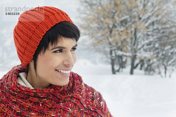 Junge Frau in Winterkleidung lächelnd