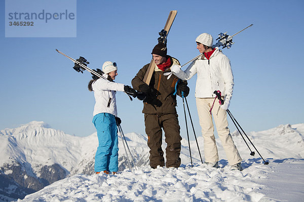 Paar und Tochter mit Skiern