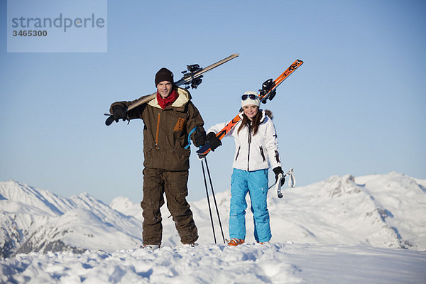 Vater und Tochter mit Skiern