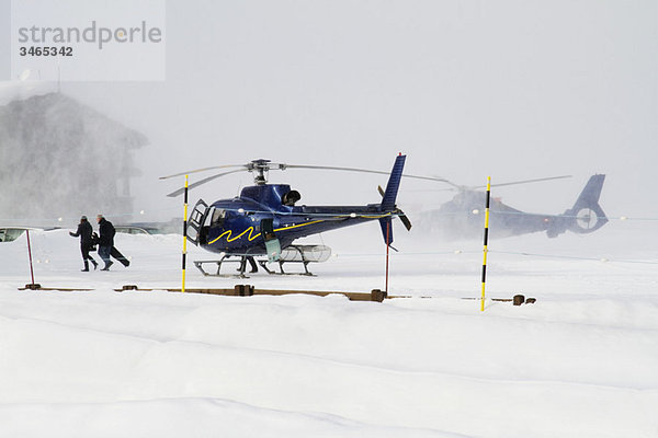 Frankreich  Hubschrauber am Hubschrauberlandeplatz Courchevel