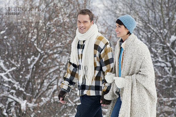 Junges Paar beim Wandern im Schnee