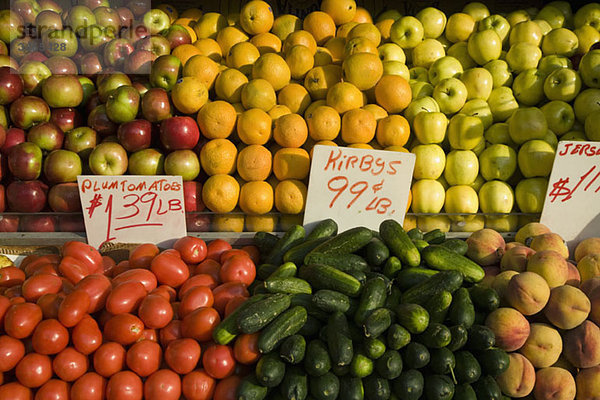 Frisches Obst und Gemüse zum Verkauf auf dem Markt