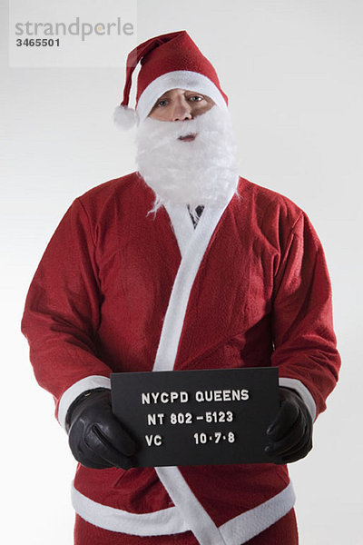 Weihnachtsmann posiert für ein Verbrecherfoto