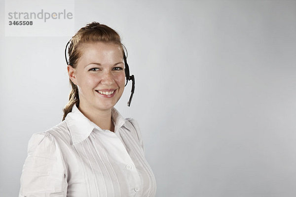 Porträt einer jungen Frau mit Headset