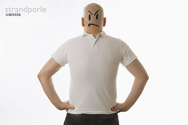 Ein Mann mit einem Gesicht  das auf den Hinterkopf gezeichnet ist und seine Kleidung in umgekehrter Richtung trägt.