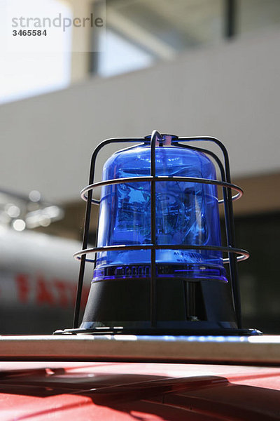 Ein Notlicht auf dem Dach eines Polizeiwagens