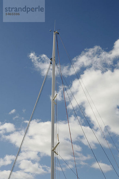 Der Mast eines Segelbootes
