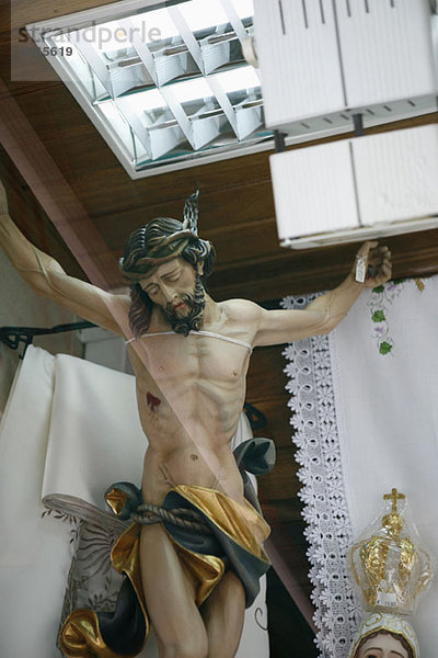 Niederwinkelansicht einer Statue von Jesus Christus