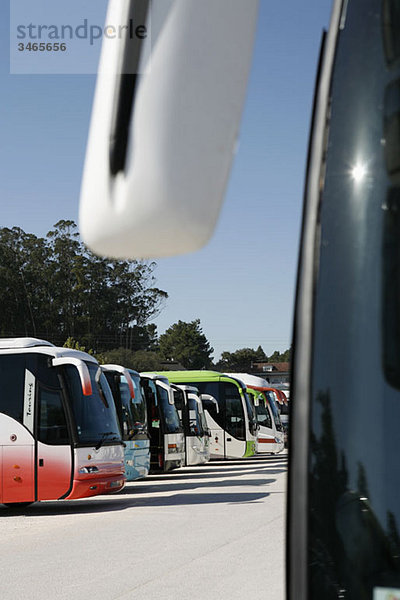 Reisebusse in Reihe geparkt