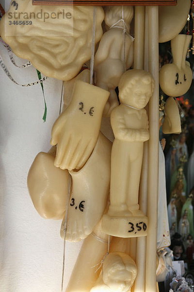 Wachsfiguren und Körperteile