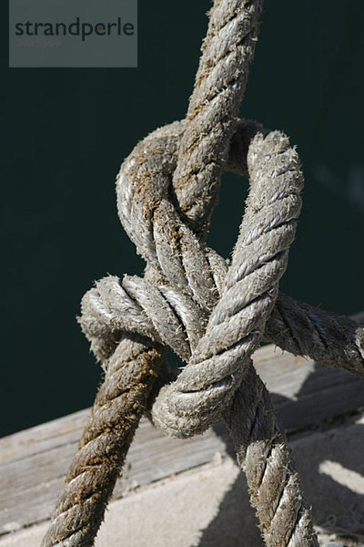 Ein gebundener Knoten an einem Steg