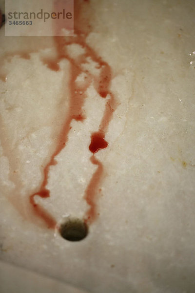 Detail des in einen Abfluss fließenden Blutes