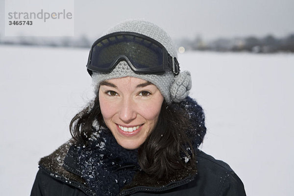 Eine Frau im Freien im Winter  Kopf und Schultern  Portrait