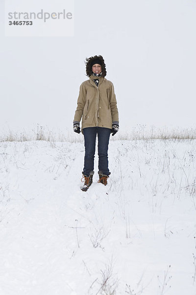Eine Frau steht auf einem verschneiten Hügel  Porträt