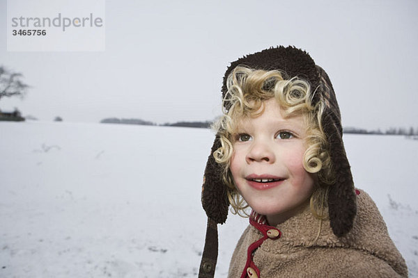 Ein Junge im Winter im Freien  Kopf und Schultern  Portrait