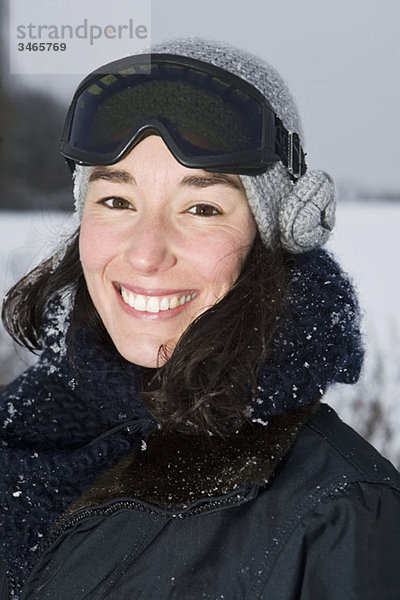 Eine Frau im Freien im Winter  Kopf und Schultern  Portrait