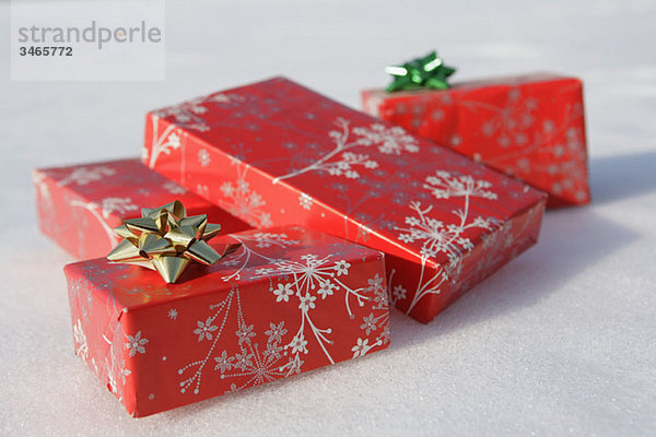 Weihnachtsgeschenke auf dem Schnee