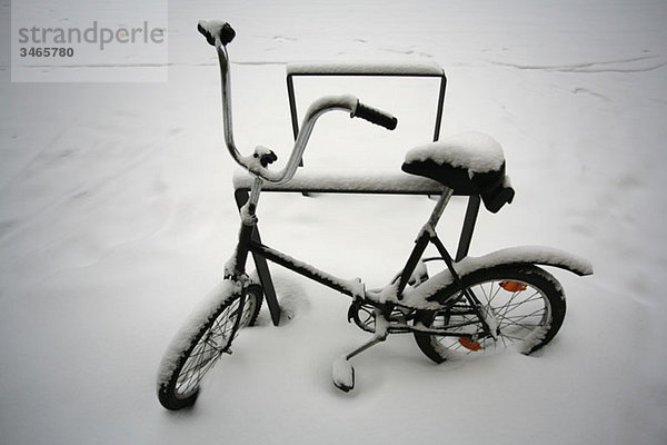 Ein mit Schnee bedecktes Fahrrad