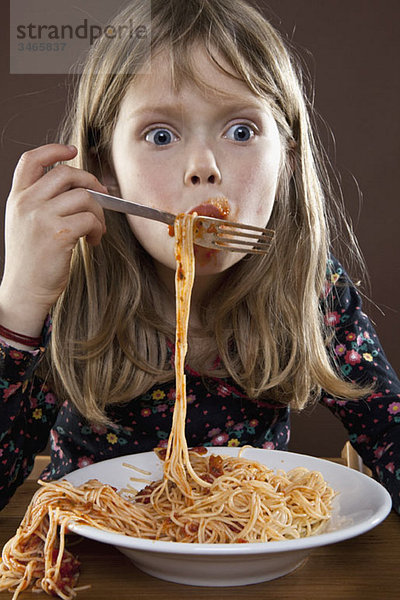 Ein junges Mädchen isst Spaghetti  Studioaufnahme