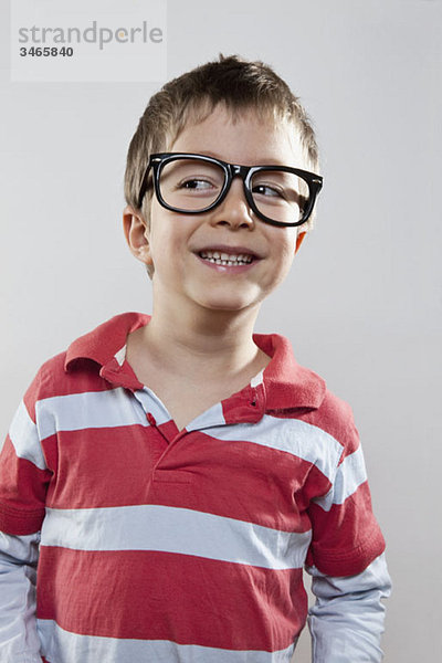Ein kleiner Junge mit gefälschter Brille und lächelndem Lächeln  Studioaufnahme
