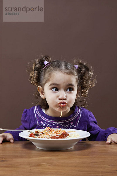Ein junges Mädchen isst Spaghetti  Studioaufnahme