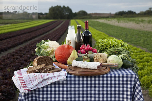 Ein Tisch mit frischen Speisen und Getränken auf dem Bauernhof