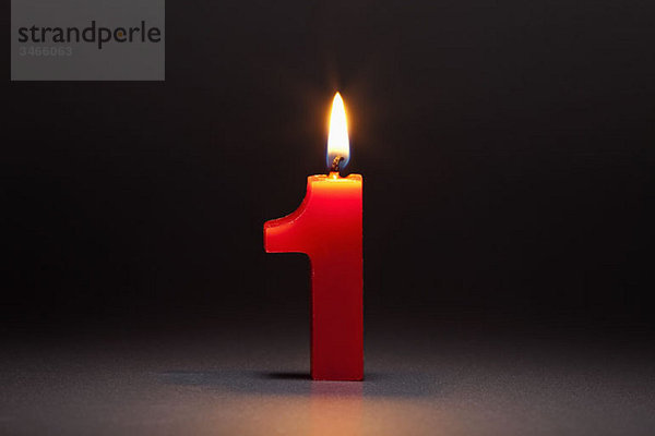 Eine Kerze in Form der Nummer 1